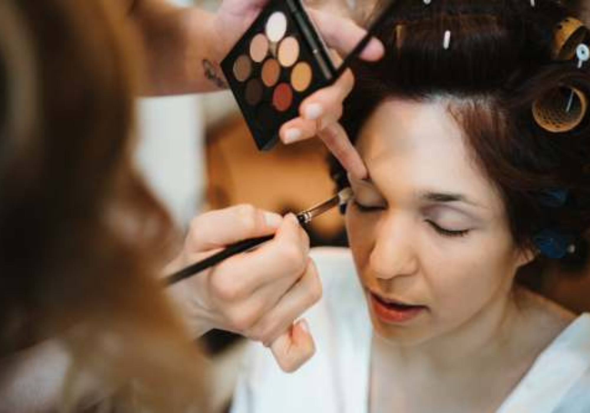 Ein Make-up für eine Braut wird kreiert.