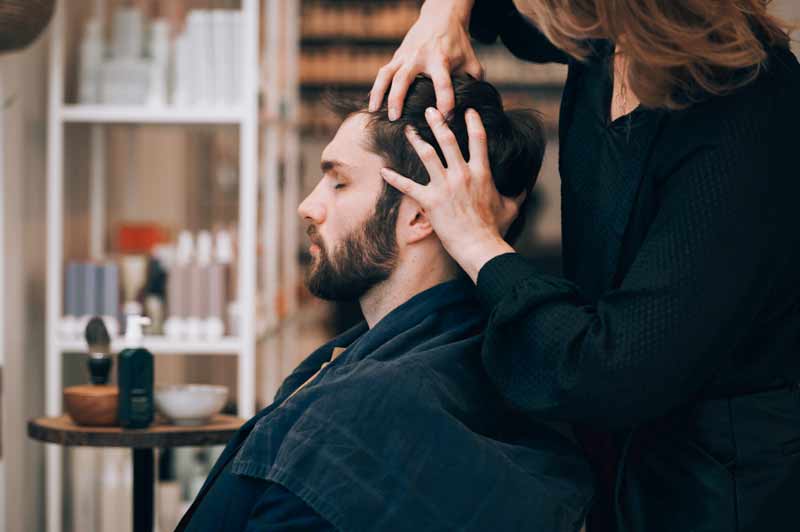 Der Gast genießt eine wohltuende Koppfmassage im Rostocker Salon